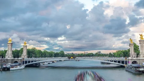 Bridge of Alexandre III spanning the river Seine timelapse hyperlapse. Paris Video stock 236869505