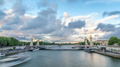 Bridge of Alexandre III spanning the river Seine timelapse hyperlapse. Pari.. 스톡 사진