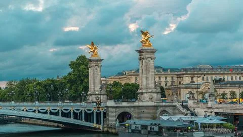 Bridge of Alexandre III spanning the river Seine timelapse. Paris. France. Foto stock