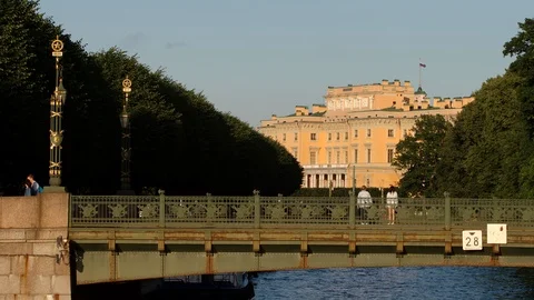Bridge and the Old Mikhailovsky Castle on the Moyka river in the summer Видео 121657194