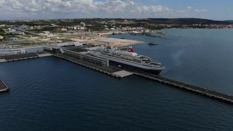 Bridge and Ship in the Middle of the Sea | Stunning Coastal 4K Vídeos de archivo 337703109