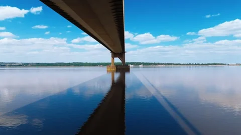 Bridge arches over calm, reflective river Vidéo 343530465