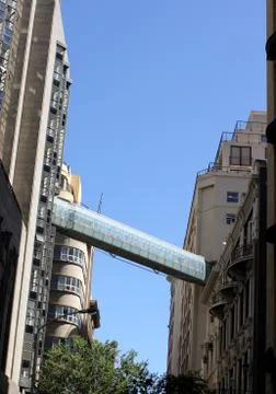 Bridge between buildings Foto stock