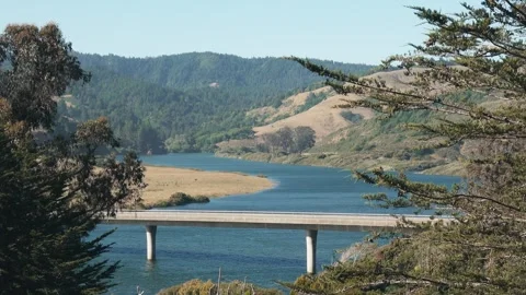 Bridge crosses the Russian River on Highway 1 Vídeo Stock 339025482