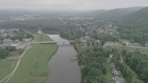 Bridge crossing a river in a small town Video stock 122015803