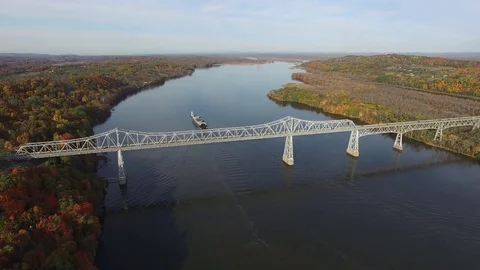 Bridge during Fall Foliage 動画素材 77720249
