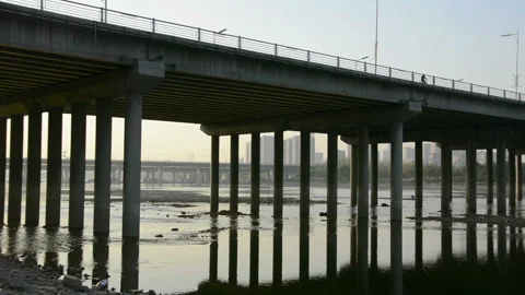 Bridge at dusk Stockbeeldmateriaal 85677477