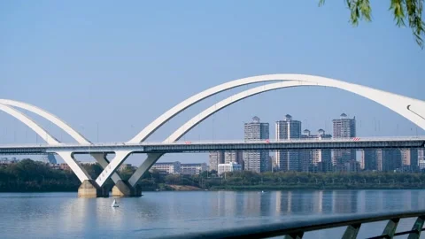 Bridge features elegant double white arches over a calm river. Liuzhou, China. Vídeo Stock 296084254