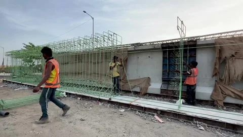 Bridge Infrastructure Construction Workers Assembling Steel Reinforcement Cage Vídeo Stock 336942733