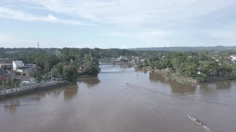 BRIDGE IN THE KAPUAS RIVER BORNEO 库存影片 219917674