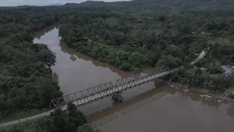 BRIDGE IN THE KAPUAS RIVER BORNEO 库存影片 219922096