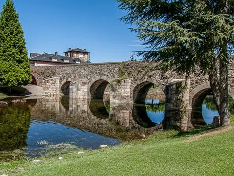 Bridge in Molinaseca over the river Stock Photos