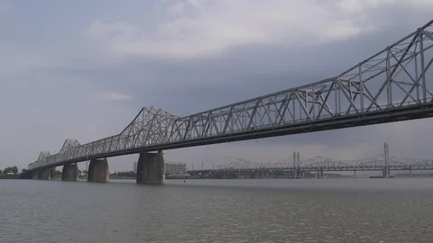 Bridge with mostly gray sky 動画素材 76326953