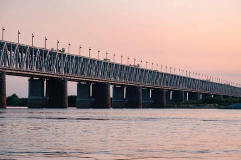 Bridge over the Amur river at sunset. Russia. Khabarovsk. Photo from the midd 스톡 사진