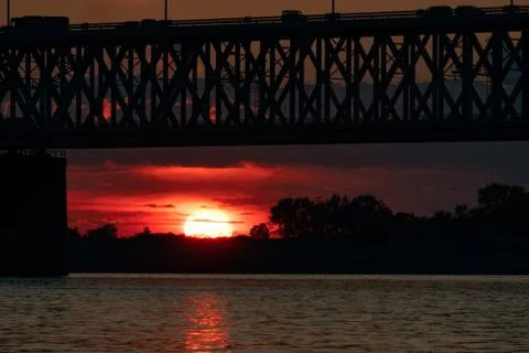 Bridge over the Amur river at sunset. Russia. Khabarovsk. Photo from the midd 스톡 사진