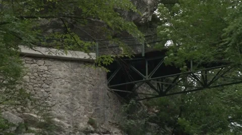 Bridge over canyon 動画素材 61911160