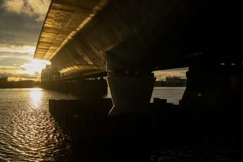 Bridge over Daugava River in Riga during sunset Foto stock