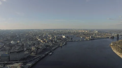 The bridge over the Dnieper river in Kiev city. Drone 4K fligt in sunny spring Vidéo 118675854