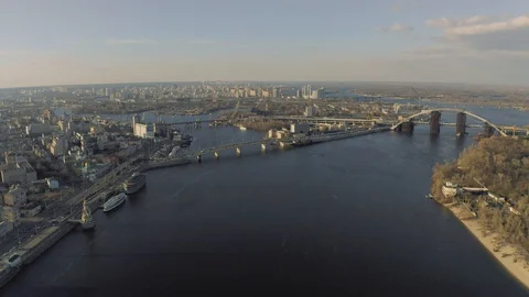 The bridge over the Dnieper river in Kiev city. Drone 4K fligt in sunny spring Stockbeeldmateriaal 118676709