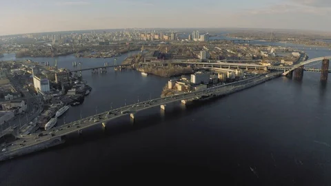 The bridge over the Dnieper river in Kiev city. Drone 4K fligt in sunny spring Vidéo 118676854