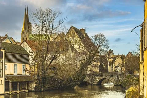 Bridge over Eure river and in background the Chartres Notre dame cathedral Stock Photos