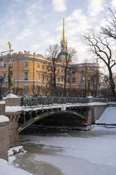 Bridge over the Moika River in front of Mikhailovsky Castle. Saint Petersburg Foto stock
