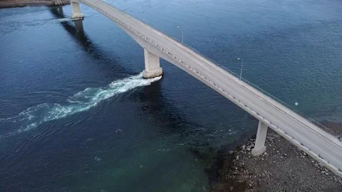 Bridge over powerful tidal current in Kvænangen, Storstraumen2 Video stock 146752395