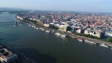 Bridge over the river and cityscape on either sides 库存影片 83695765