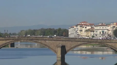 Bridge over river arno.Building is reflected in water.Florence. Vídeos de archivo 12532240