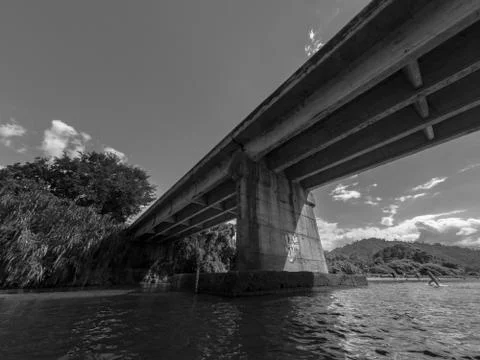 Bridge over river from below Stockfoto's