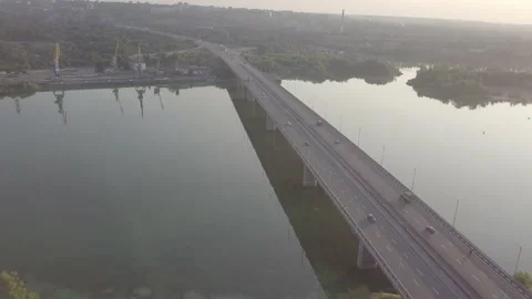Bridge over the river in the city Vídeo Stock 148172334