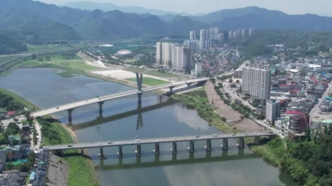 Bridge over river in the city Vídeo Stock 310215986