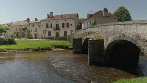 Bridge over the River Cole in St Jean de Cole, Dordogne. Stock-Footage 334714933