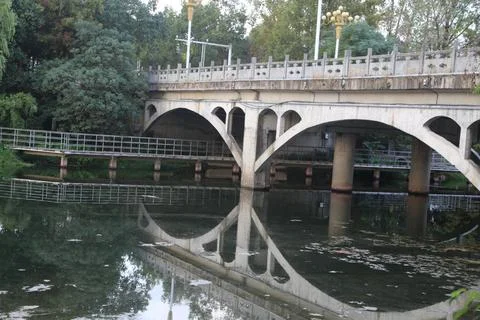The bridge over the river is located in front of me, with four arches and a.. Foto stock