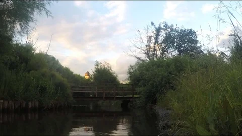Bridge Over River In Park Timelapse Stockbeeldmateriaal 78018722