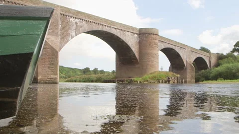 Bridge over river Tweed and fisherman Vidéo 144292138