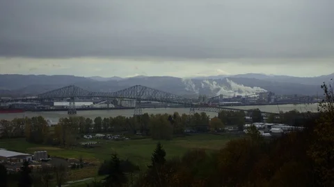 Bridge Over River into Washington 動画素材 82774620