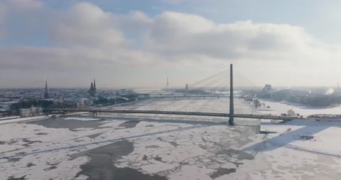 Bridge over the river in winter 動画素材 183090664