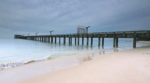 Bridge over sea with wave Vidéo 67897406