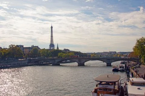 Bridge over the Seine overlooking the Eiffel tower Stock-Fotos
