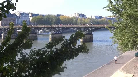 Bridge over the seine Paris Vídeos de archivo 12586306