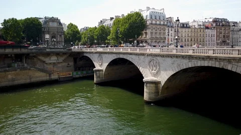 Bridge over the Seine River Vídeo Stock 112682315