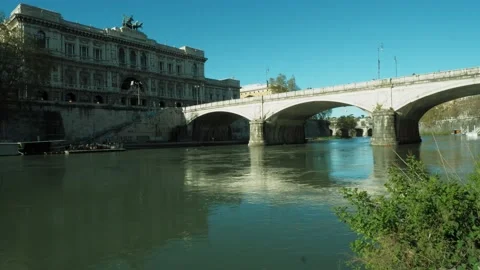 Bridge over the Tiber River in Rome Vídeo Stock 182452772