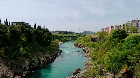 Bridge Over Turquoise Moraca River in Podgorica, Montenegro ver-2 库存影片 333913633