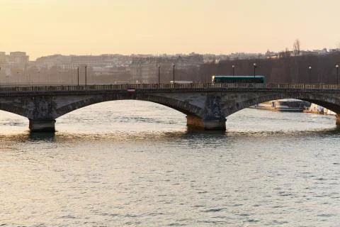 Bridge in paris on sunset Foto stock