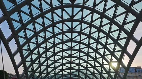 Bridge of peace glass ceiling reflecting sunlight in tbilisi Vidéo 310299550