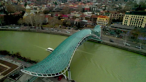 The Bridge of Peace over the Mtkvari River in Tbilisi, Georgia. 스톡 동영상 332920069