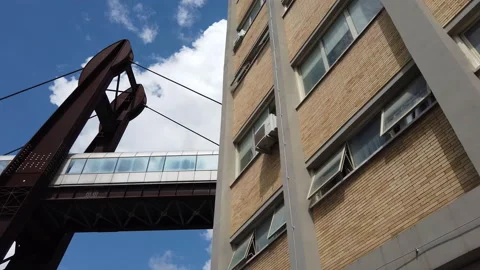 Bridge for pedestrian crossing between two buildings Vídeo Stock 132407206