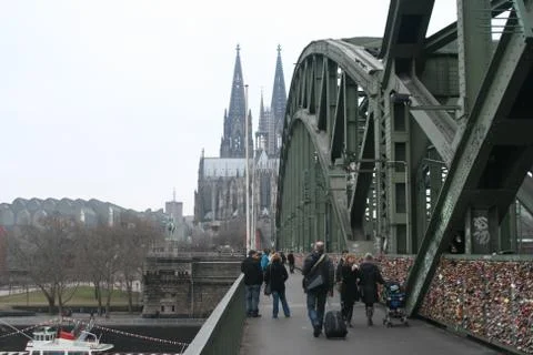 Bridge railing over river attached with enormous number of padlocks Stockfoto's