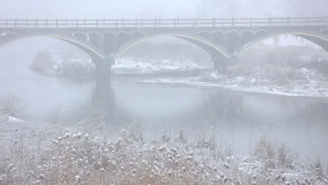 A bridge in the snow 库存影片 343619957